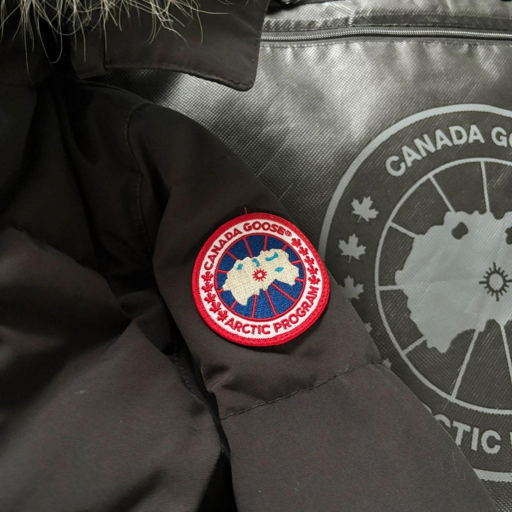 Canada Goose womens black chelsea parka down coat size small