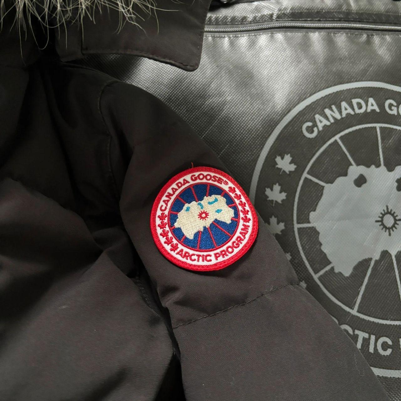 Canada Goose womens black chelsea parka down coat size small