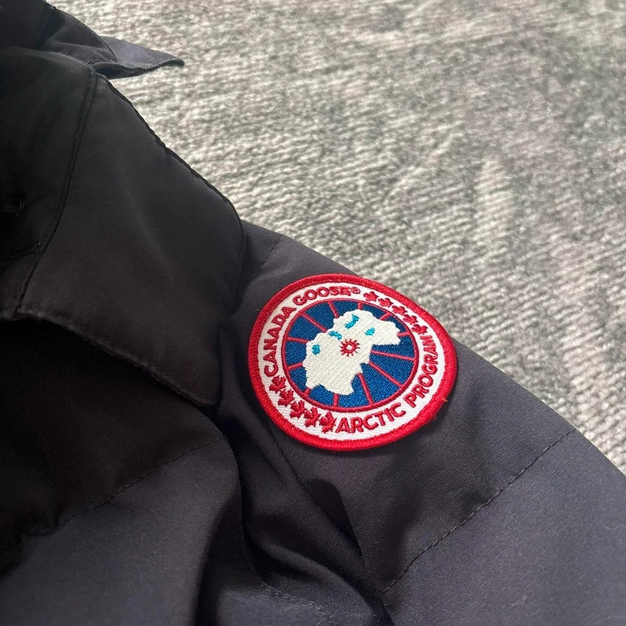 Canada Goose womens navy chelsea parka down coat size medium
