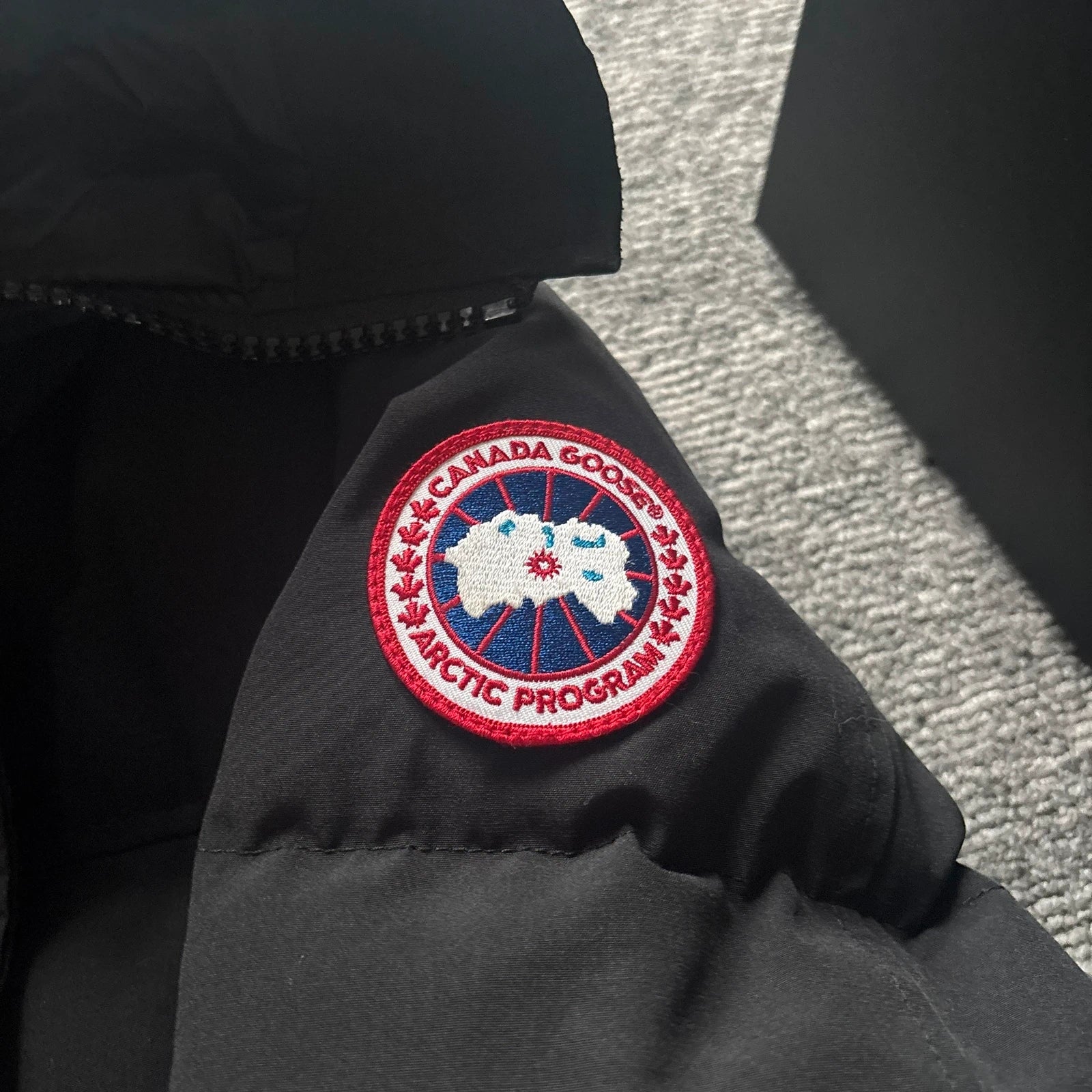 Canada Goose mens macmillan black winter parka down coat in size large