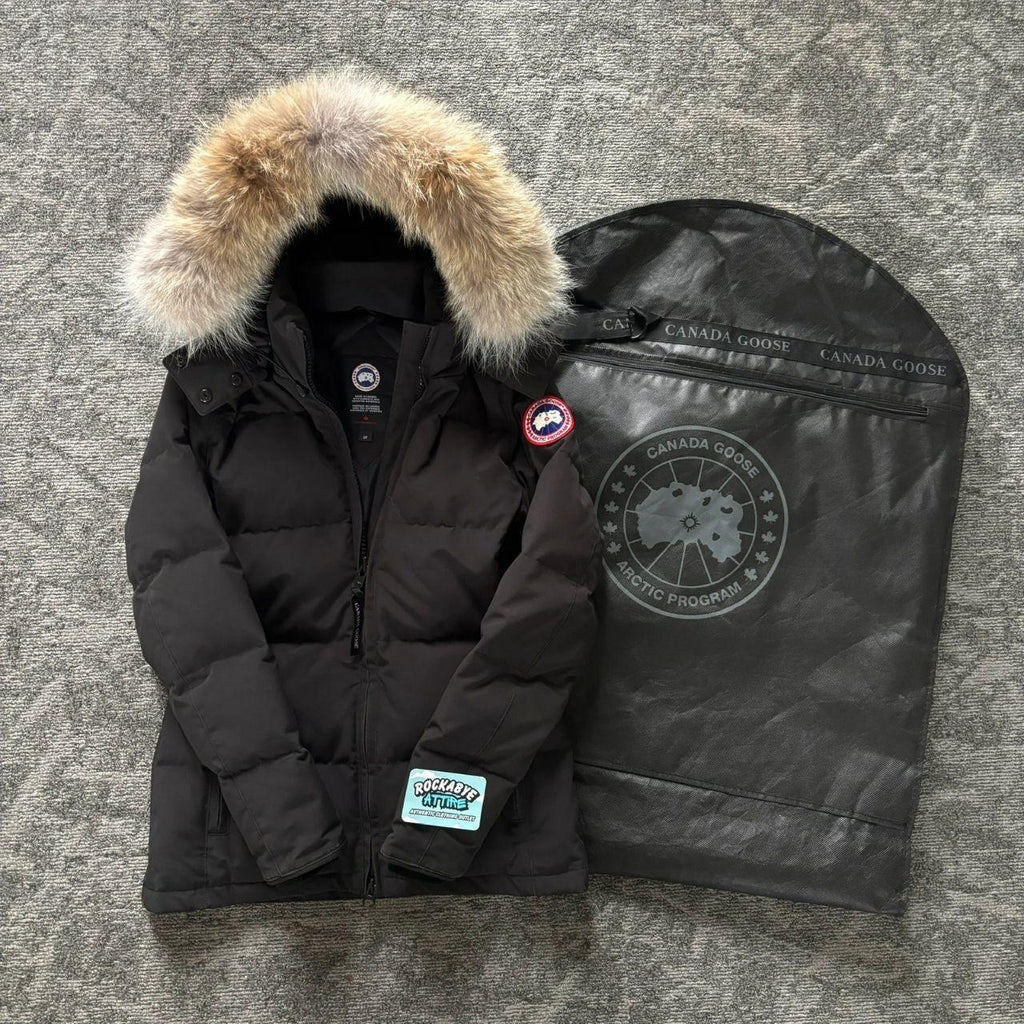 Canada Goose womens black chelsea parka down coat size small