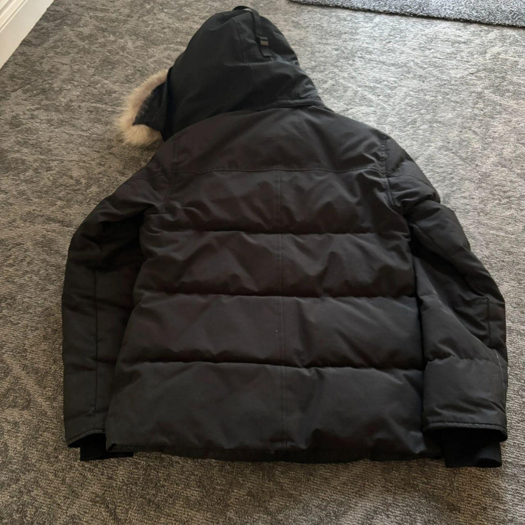 Canada Goose mens black Wyndham black label parka down coat size medium