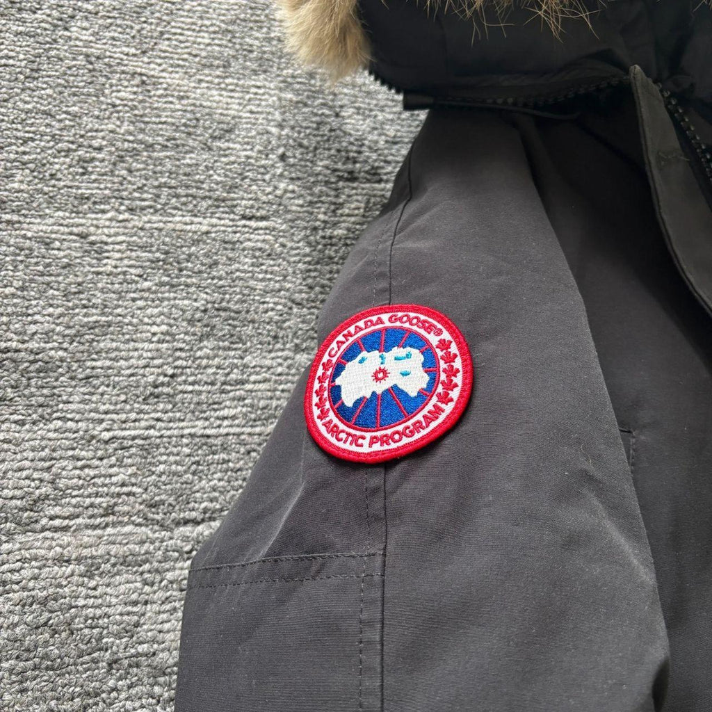 Canada Goose womens black chilliwack parka down coat size small