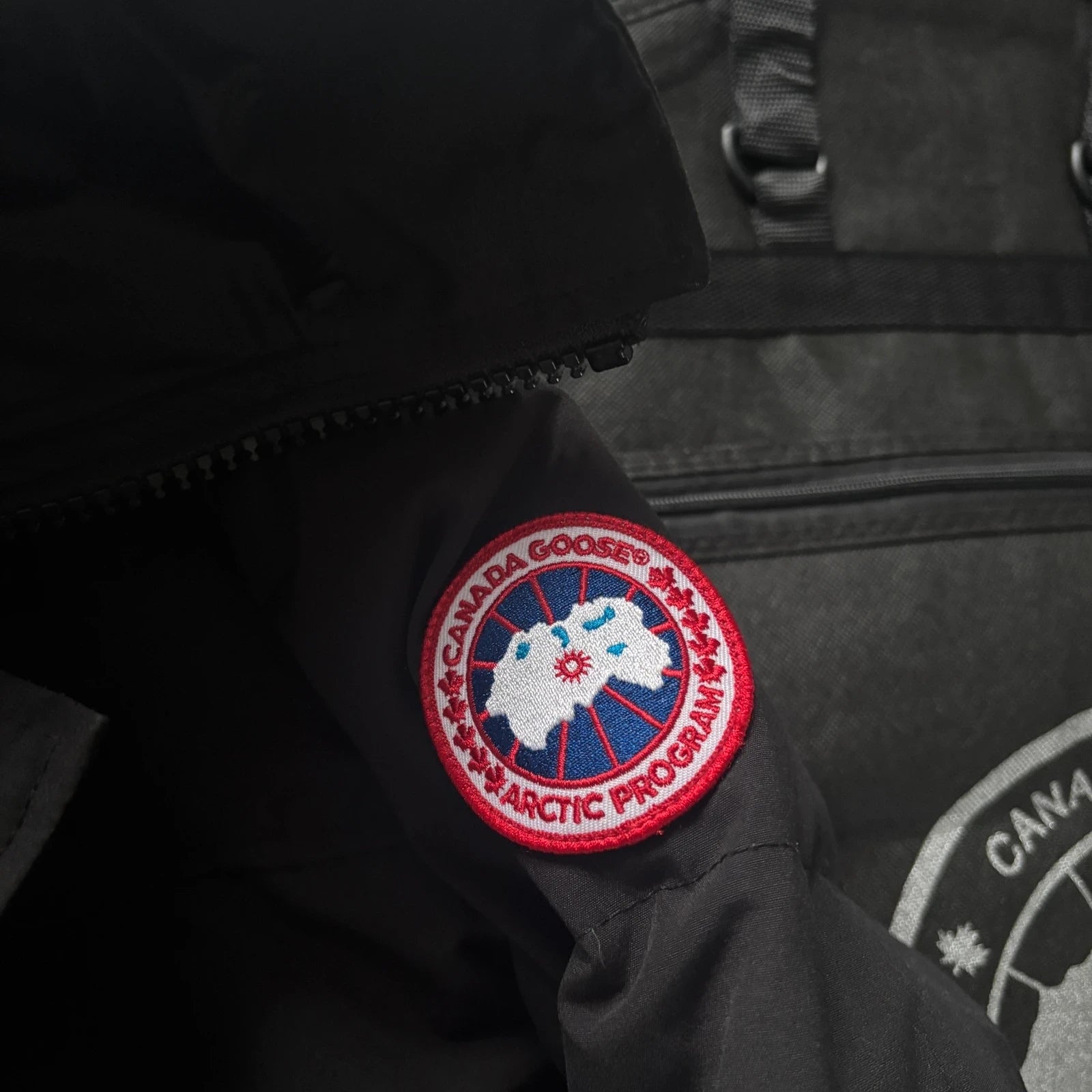 Canada Goose mens macmillan black winter parka down coat in size large