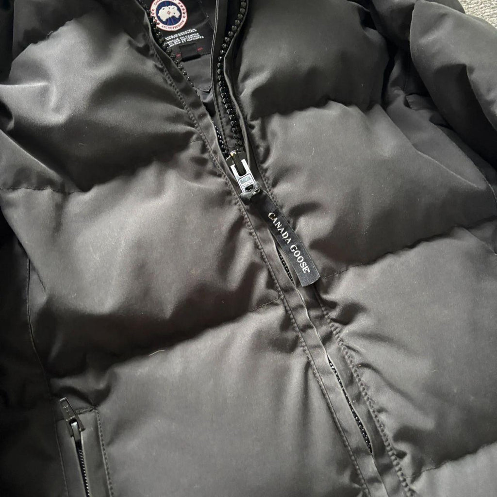 Canada Goose womens black chelsea parka down coat size small