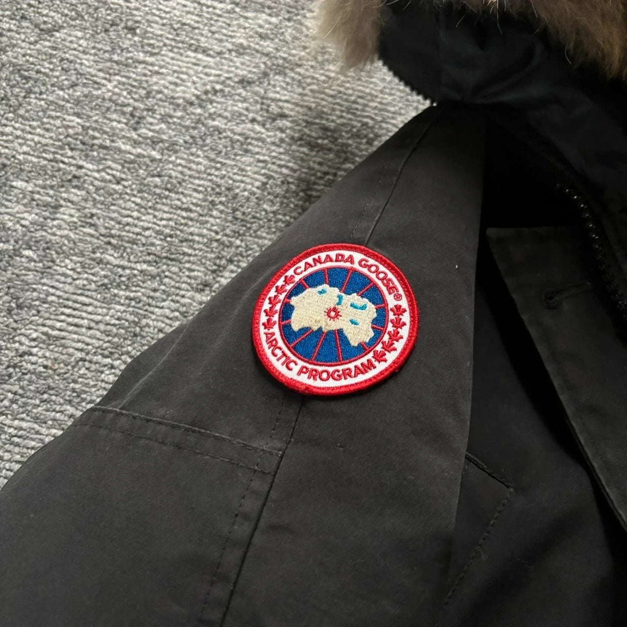 Canada Goose womens black chilliwack parka down coat size large