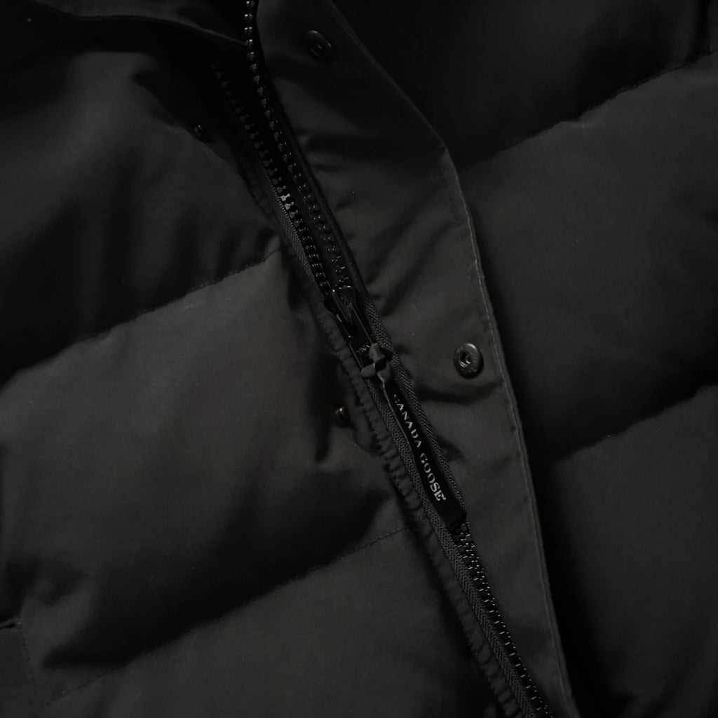 Canada Goose mens macmillan black winter parka down coat in size large
