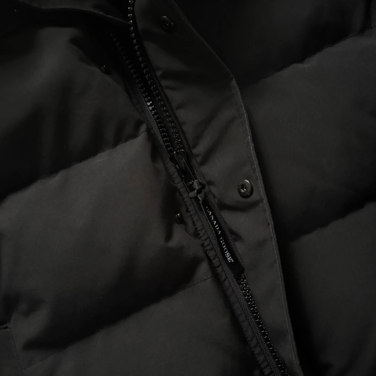 Canada Goose mens macmillan black winter parka down coat in size large