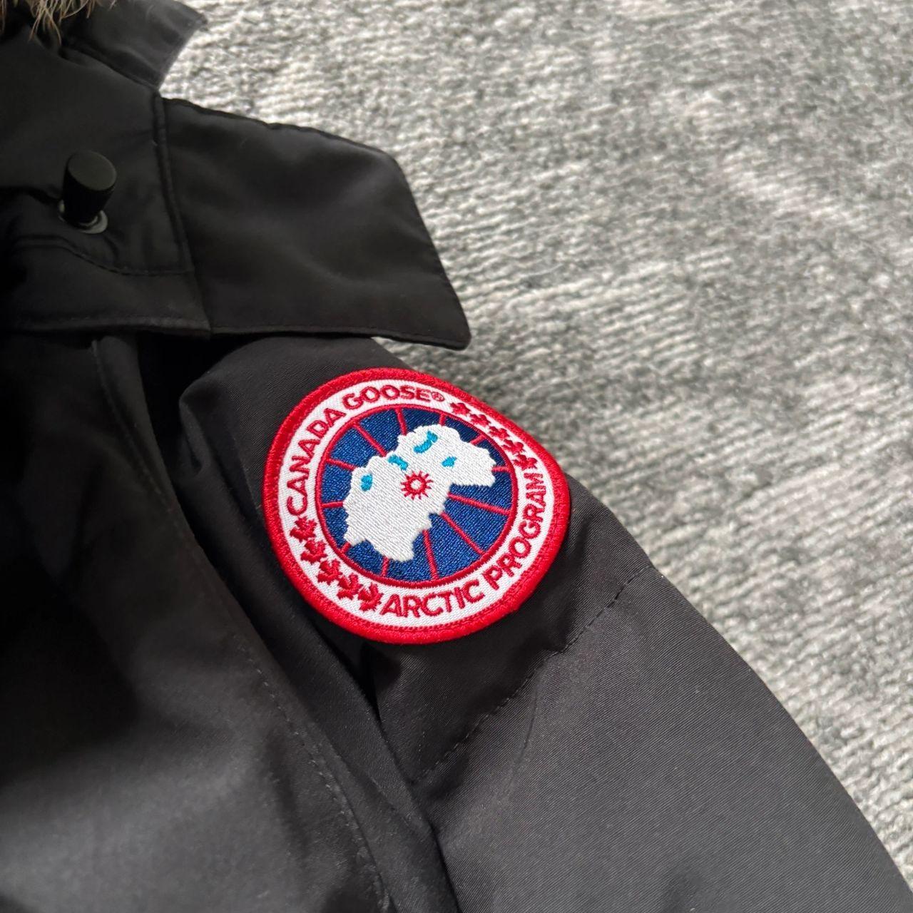 Canada Goose womens black chelsea parka down coat in size xs