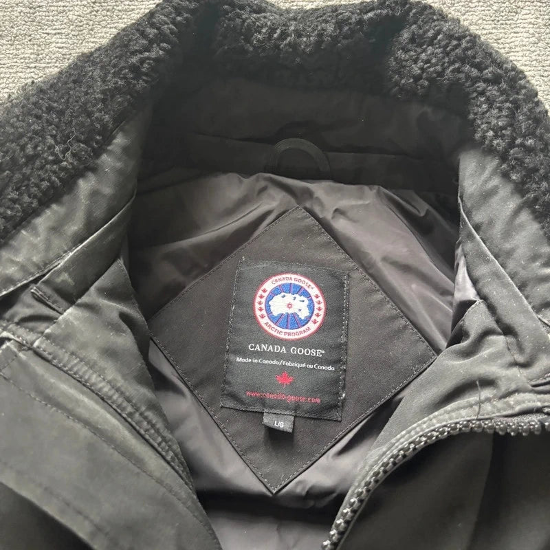 Canada Goose mens black bromley winter parka down coat in size large