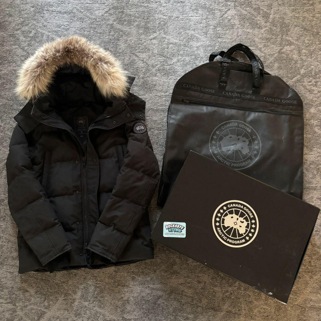 Canada Goose mens black Wyndham black label parka down coat size medium