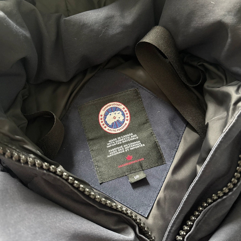 Canada Goose womens navy chelsea parka down coat in size small