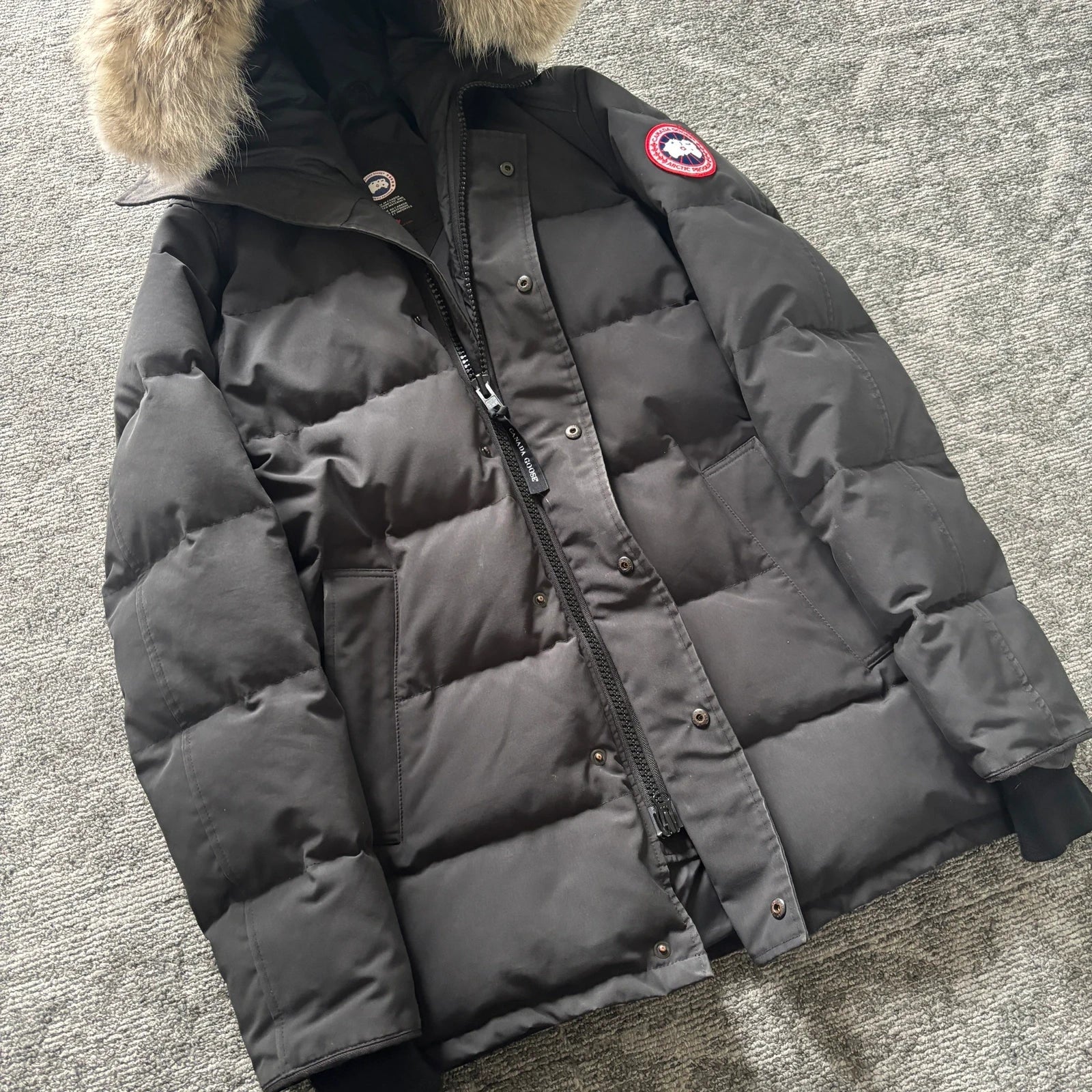 Canada Goose mens black carson parka down coat size medium