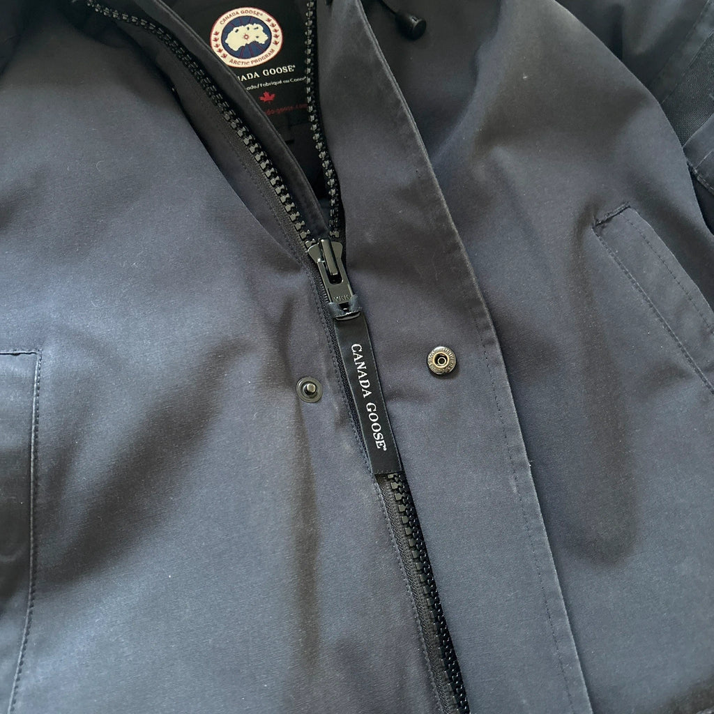 Canada Goose mens navy chilliwack parka down coat in size medium