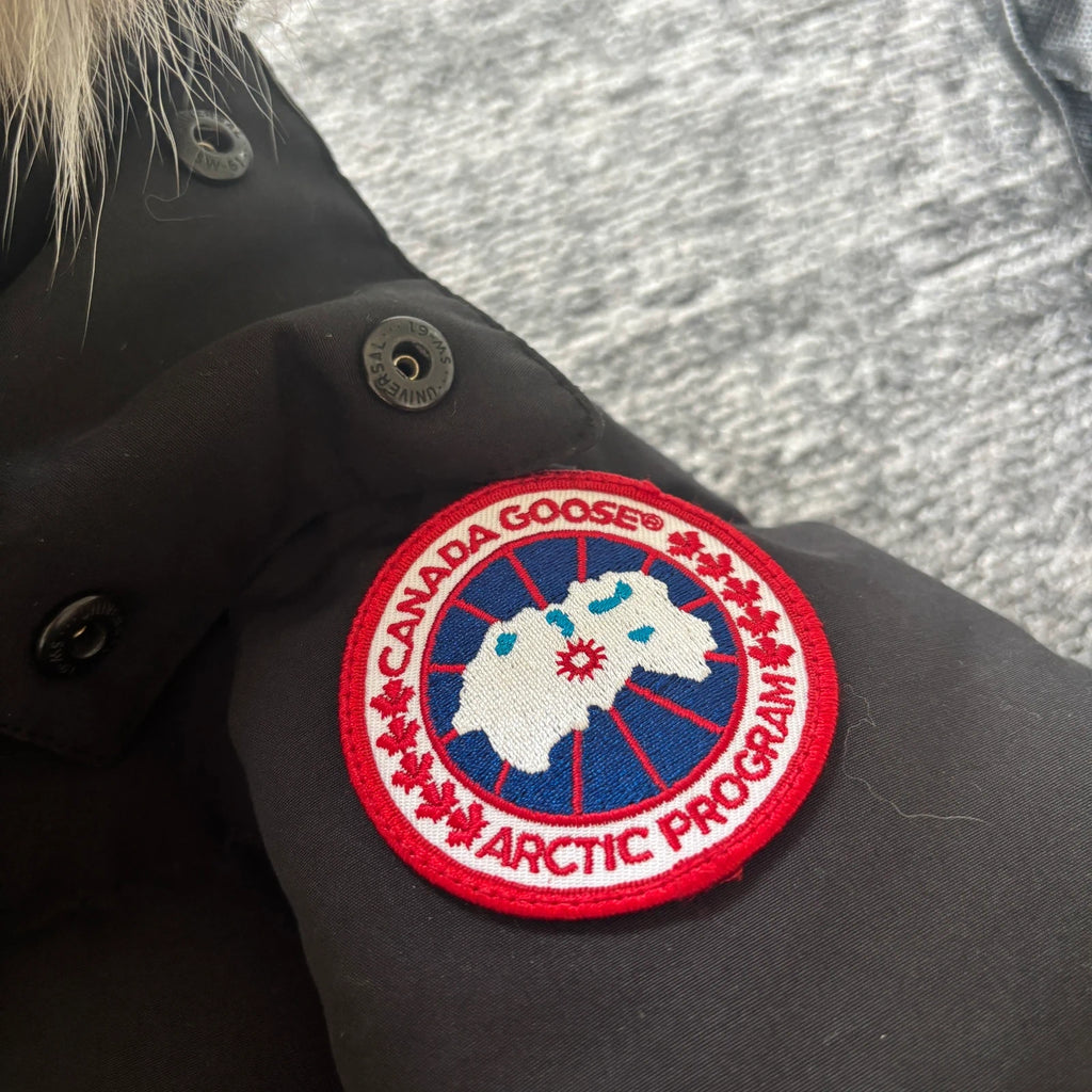 Canada Goose mens black wyndham parka down coat size medium