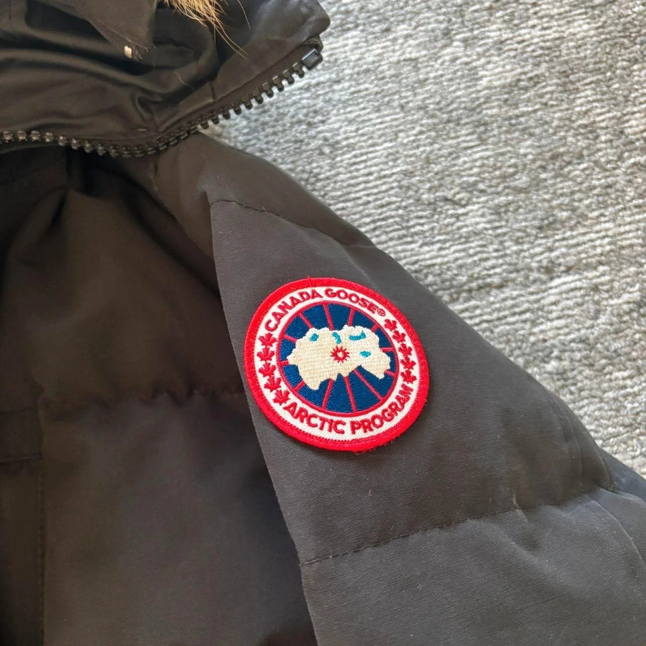 Canada Goose mens black Carson parka down coat size medium