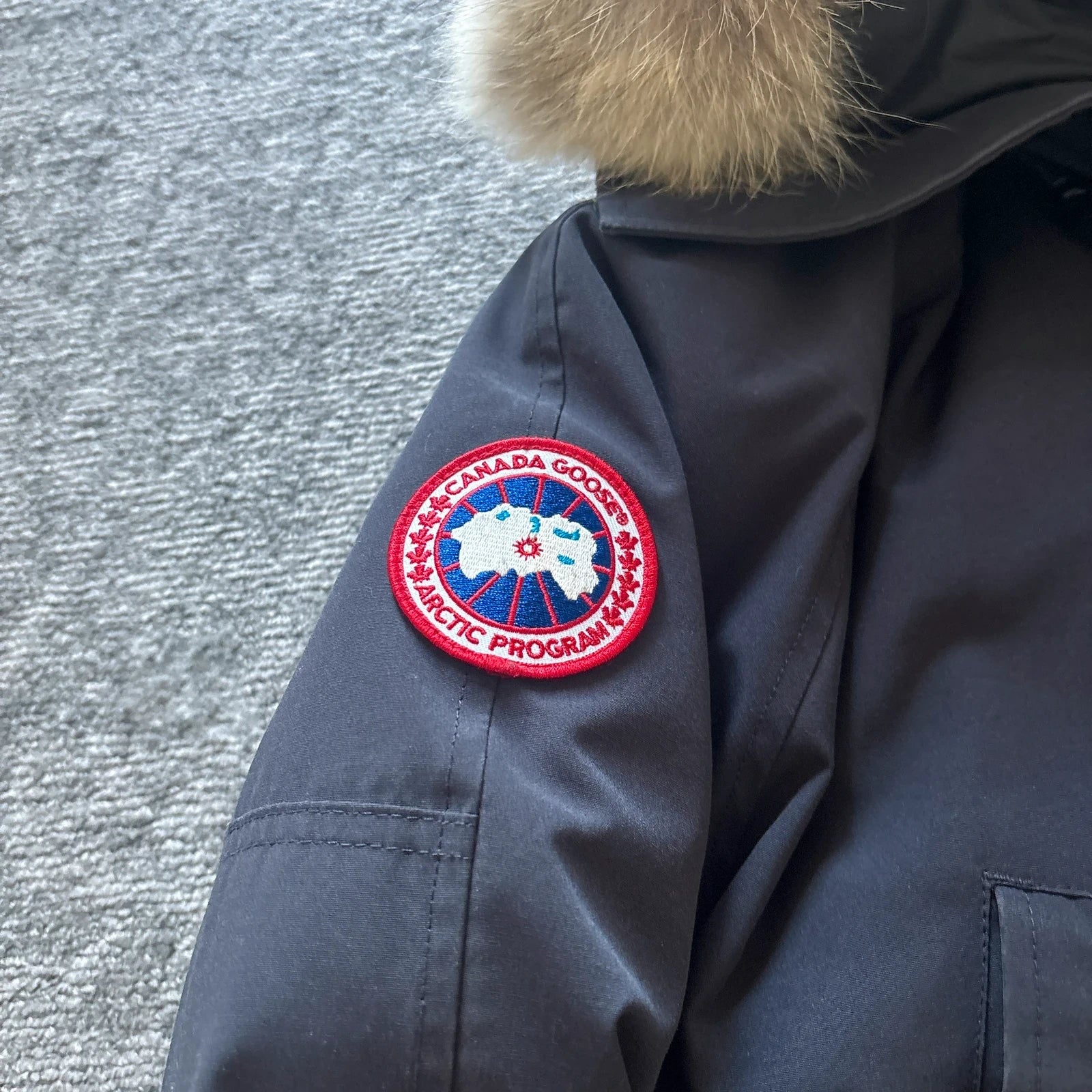 Canada Goose mens navy chilliwack parka down coat in size medium
