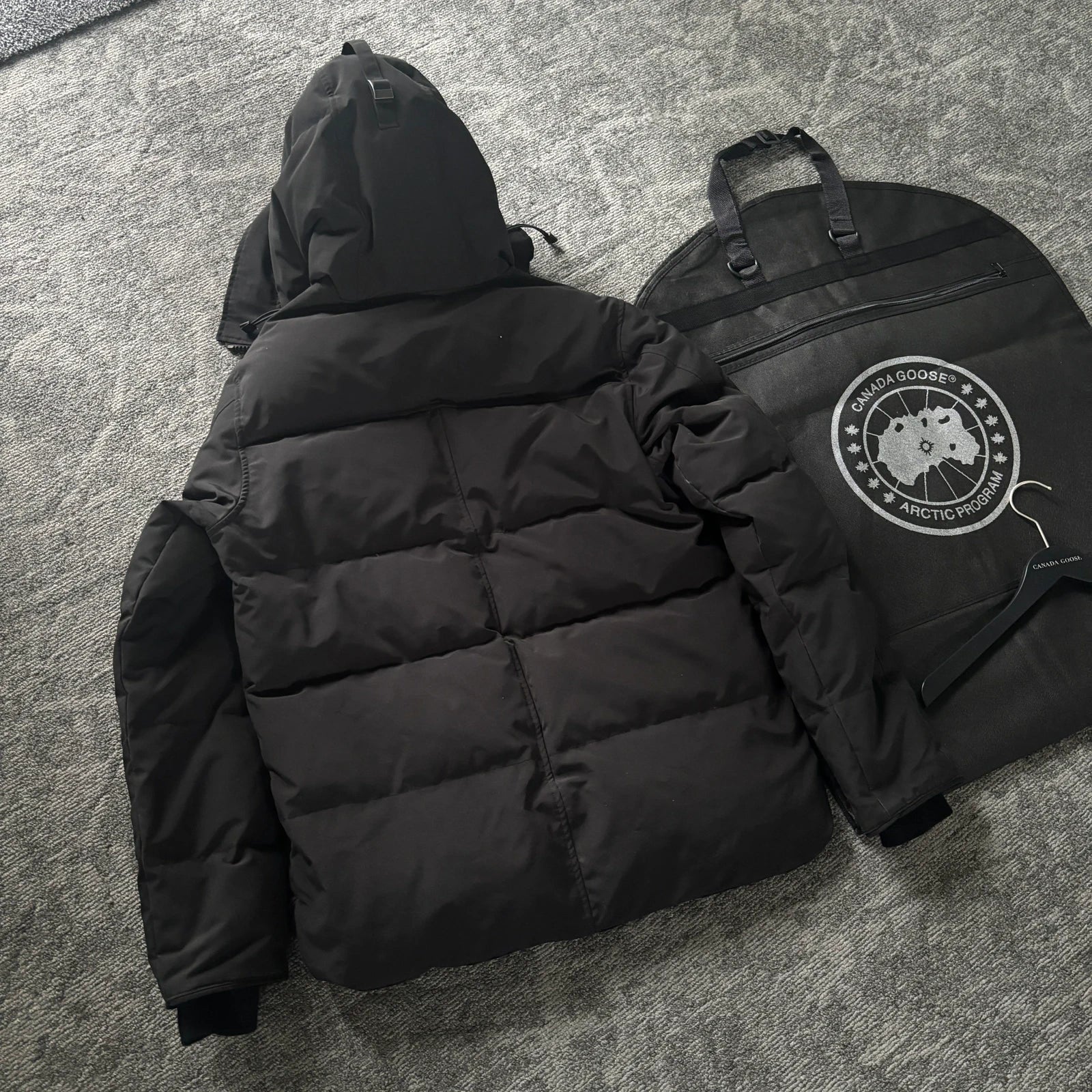 Canada Goose mens macmillan black winter parka down coat in size large