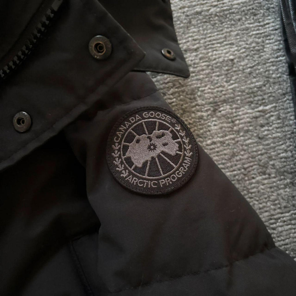 Canada Goose mens black Wyndham black label parka down coat size medium