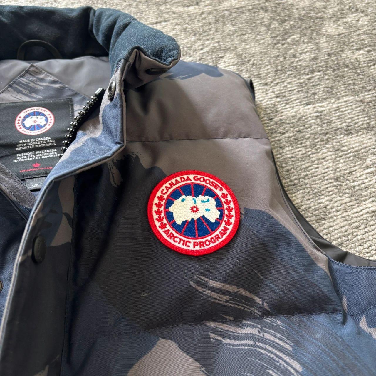Canada Goose mens abstract blue camo gilet bodywarmer vest coat in size small