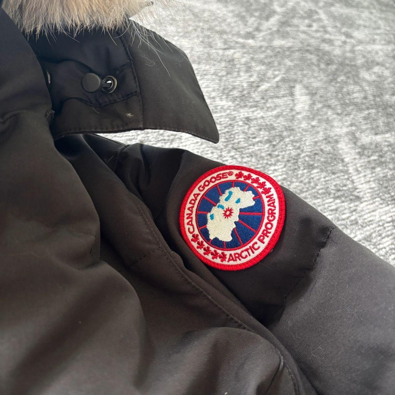 Canada Goose womens black chelsea parka down coat in size small