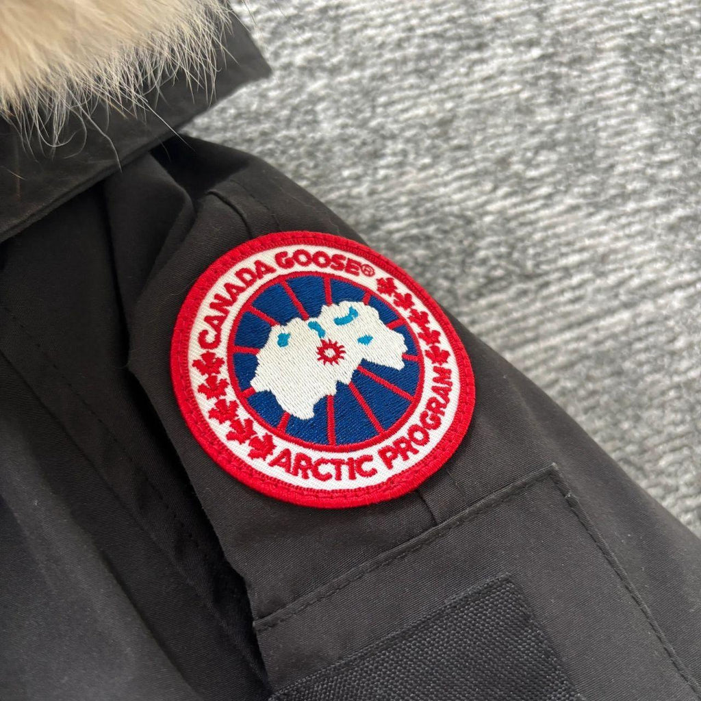 Canada Goose womens black chilliwack parka down coat size small