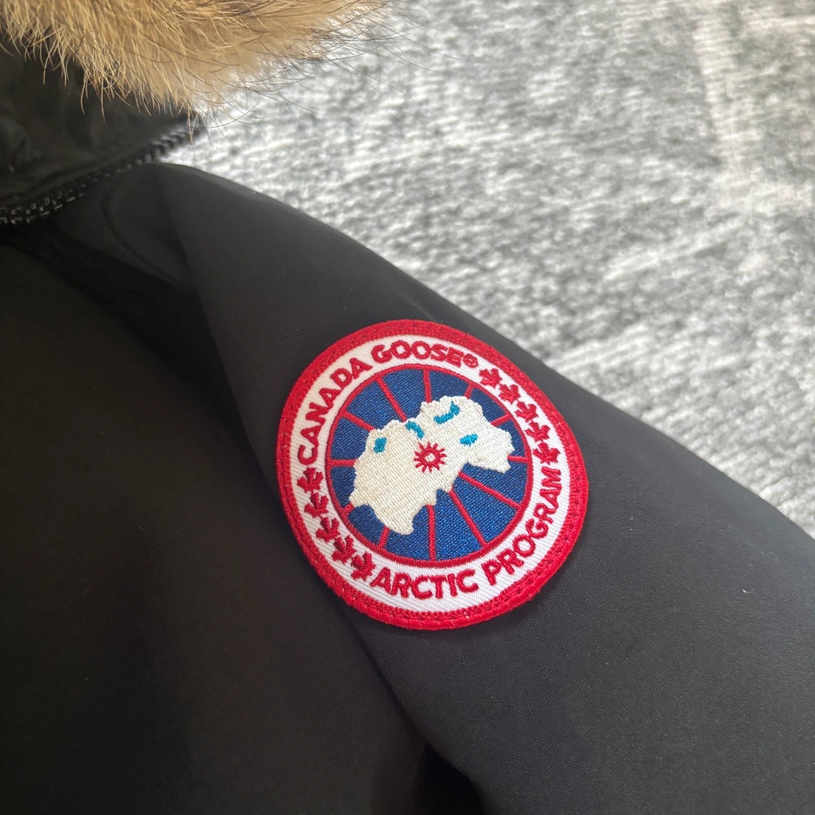 Canada Goose mens black chateau parka down coat size medium