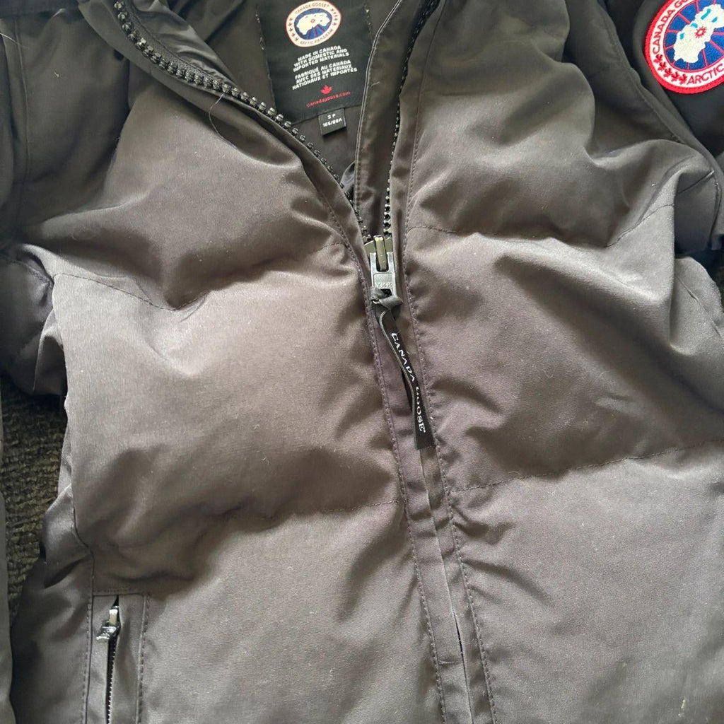 Canada Goose womens black chelsea parka down coat in size small