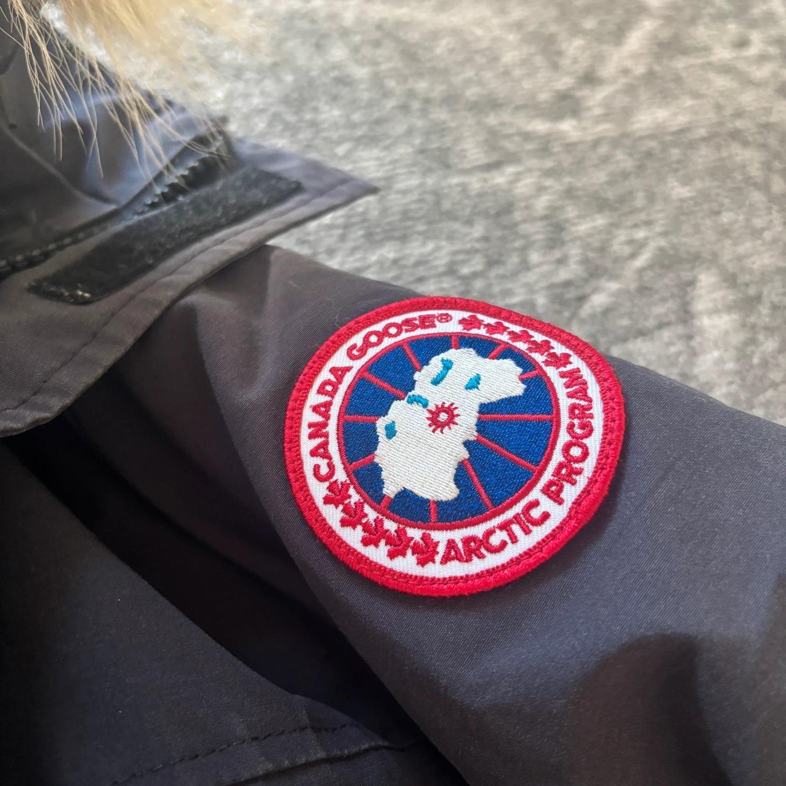 Canada Goose mens navy langford parka down coat in size small