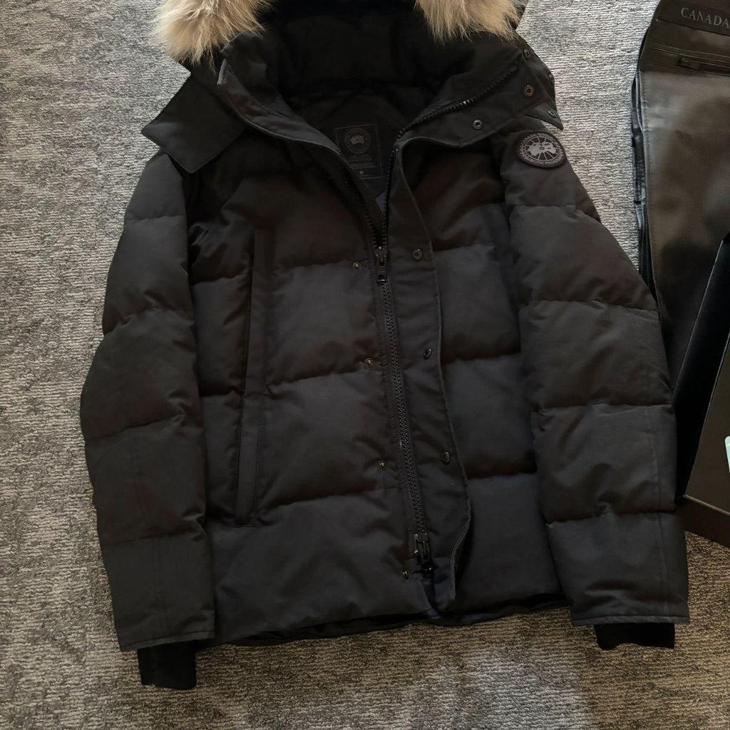 Canada Goose mens black Wyndham black label parka down coat size medium