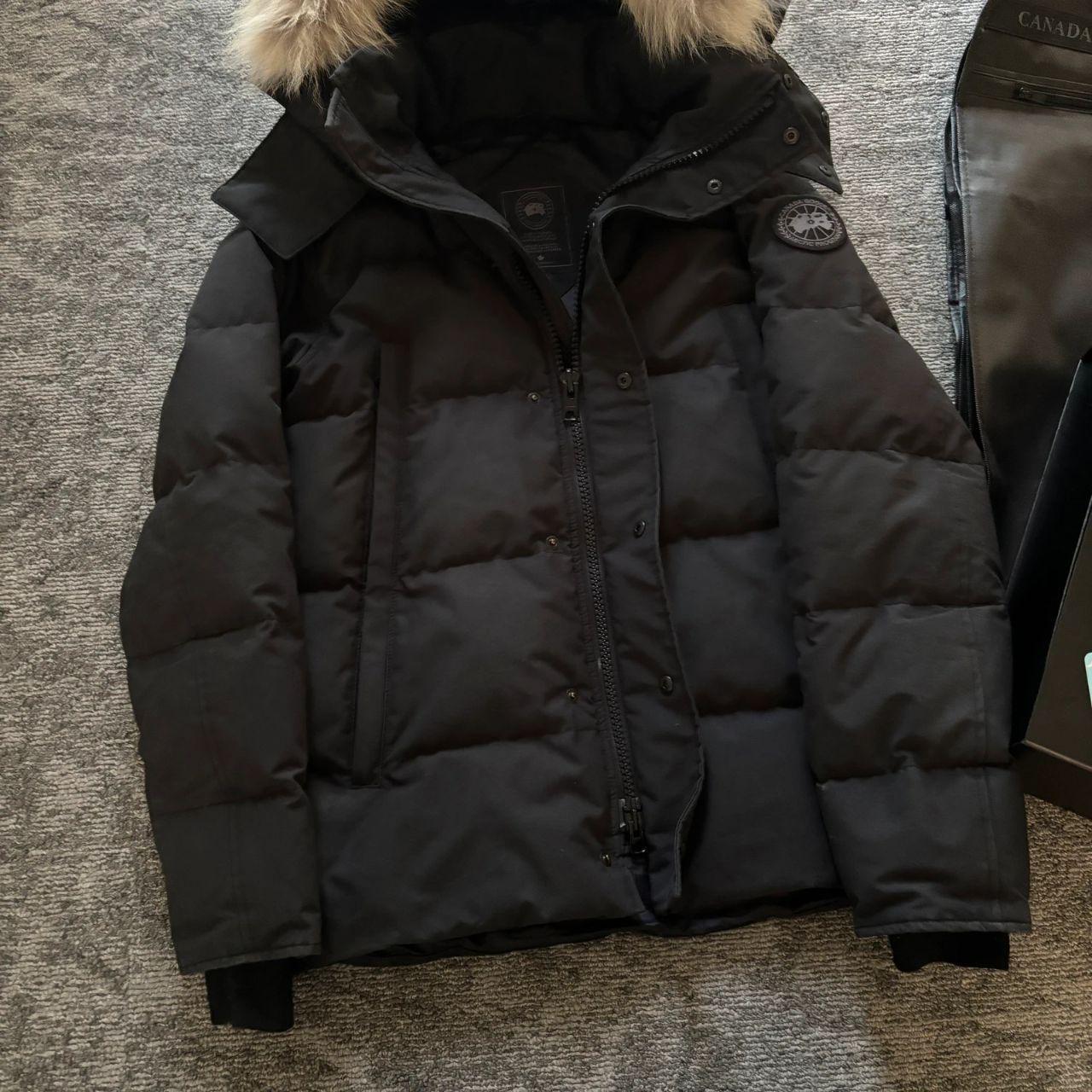Canada Goose mens black Wyndham black label parka down coat size medium