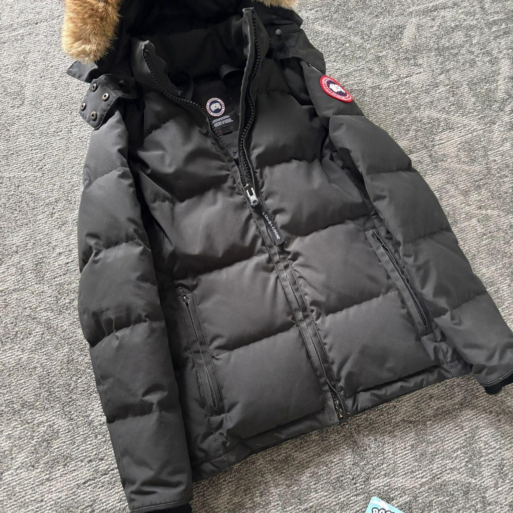Canada Goose womens black chelsea parka down coat size small