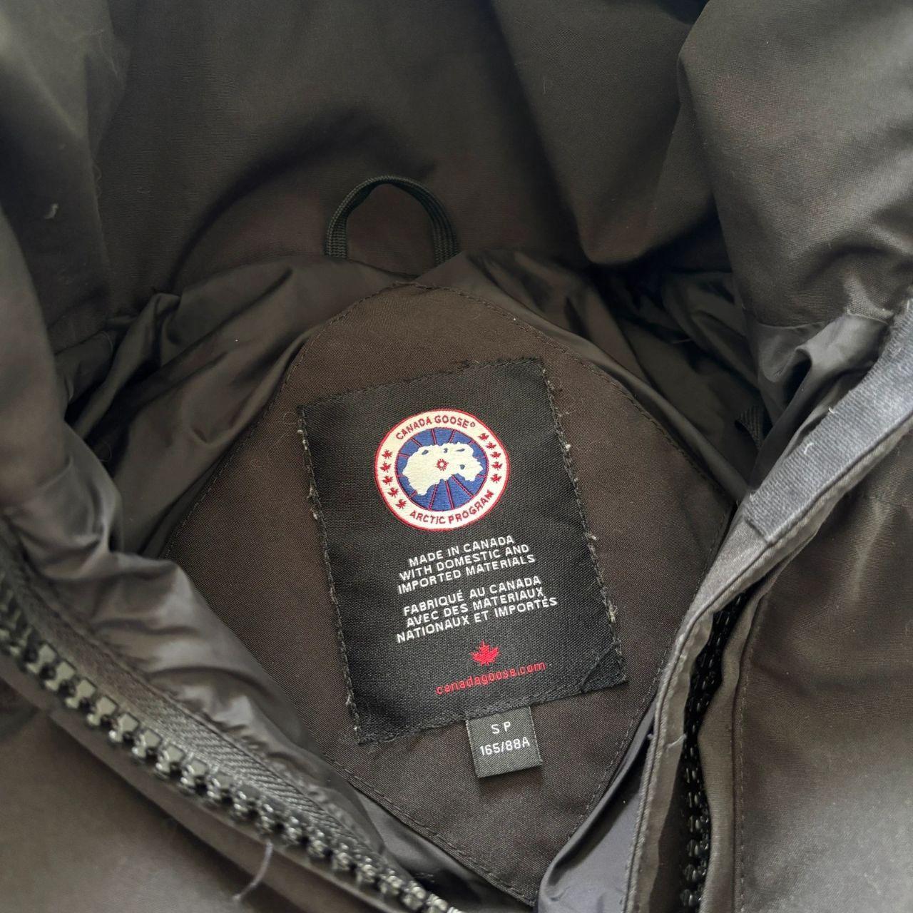 Canada Goose womens black chelsea parka down coat in size small